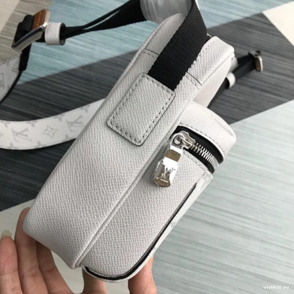 WIS OUTDOOR LOUIS VUITTON MESSENGER 0715